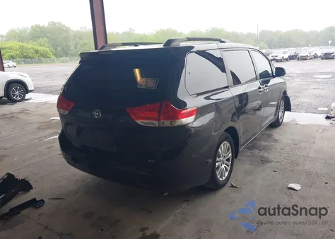 2014 Toyota Sienna Xle V6 8 Passenger z USA, uszkodzony, nr VIN 5TDYK3DC0ES493864